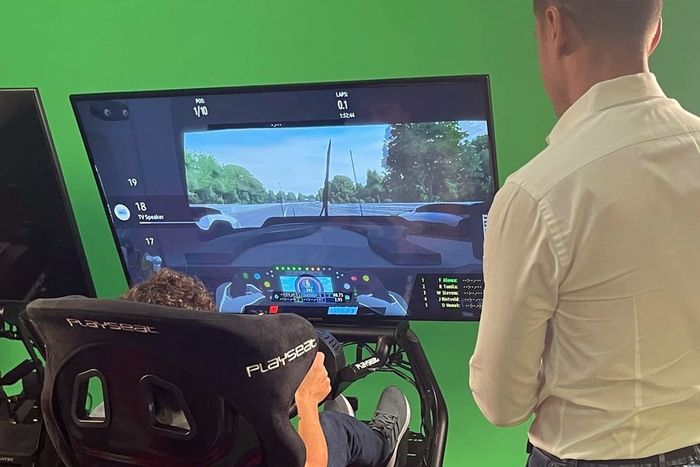 Fernando Alonso, piloto de Alpine F1, visita las oficinas de Motorsport Network / Motorsport Games en Miami