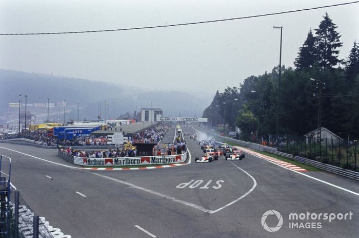 Ayrton Senna, McLaren MP4-5B Honda, Gerhard Berger, McLaren MP4-5B Honda, Alain Prost, Ferrari 641, Alessandro Nannini, Benetton B190 Ford, Thierry Boutsen, Williams FW13B Renault, en la horquilla de La Source al inicio de la carrera