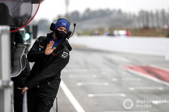 Mick Schumacher, Haas F1 Team, observando desde el pit lane