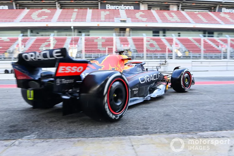 Sergio Perez, Red Bull Racing RB18, sort de son garage