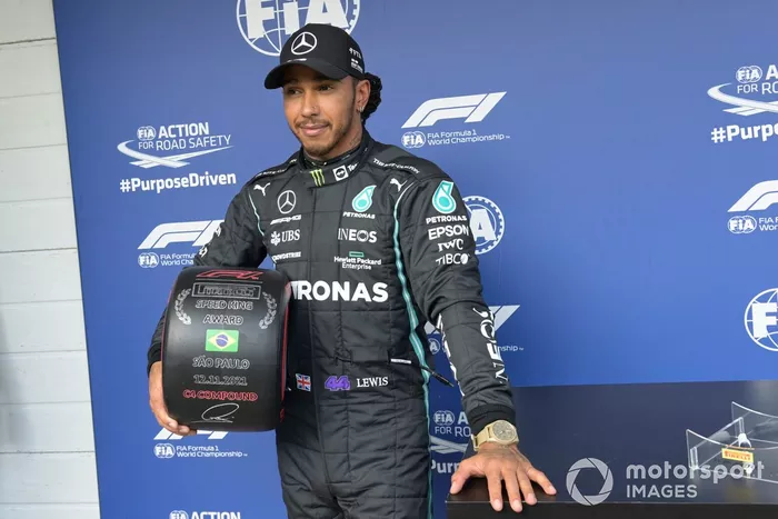 Lewis Hamilton, de Mercedes, con su premio Pirelli Speed King