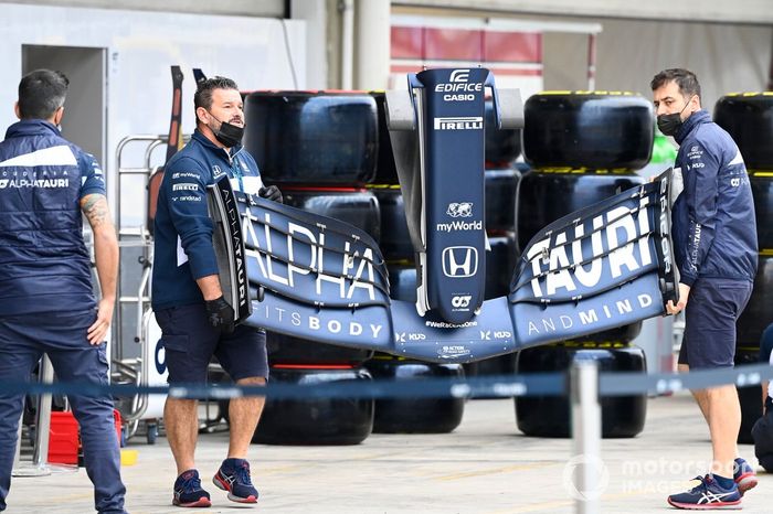 Neumáticos y alerón delantero fuera del garaje, AlphaTauri AT02