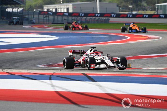 Kimi Raikkonen, Alfa Romeo Racing C41, Daniel Ricciardo, McLaren MCL35M, Carlos Sainz Jr., Ferrari SF21