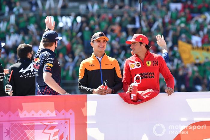 Max Verstappen, Red Bull Racing, Lando Norris, McLaren, y Carlos Sainz Jr., Ferrari, en el desfile de pilotos