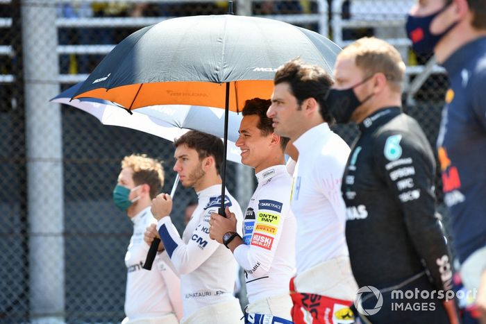 Pierre Gasly, AlphaTauri, Lando Norris, McLaren, Carlos Sainz Jr., Ferrari, y Valtteri Bottas, Mercedes, en la parrilla