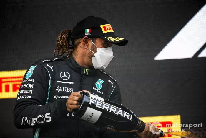 Lewis Hamilton, Mercedes festeggia sul podio con lo champagne