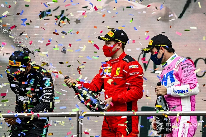 Podio: ganador y campeón del mundo Lewis Hamilton, Mercedes-AMG F1, segundo lugar Sergio Pérez, Racing Point, y tercer lugar Sebastián Vettel, Ferrari