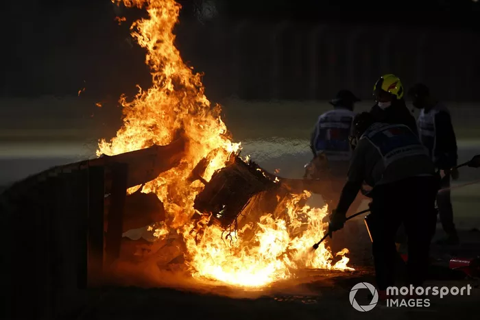 Oficiales de pista apagan el fuego del monoplaza de Romain Grosjean, Haas VF-20
