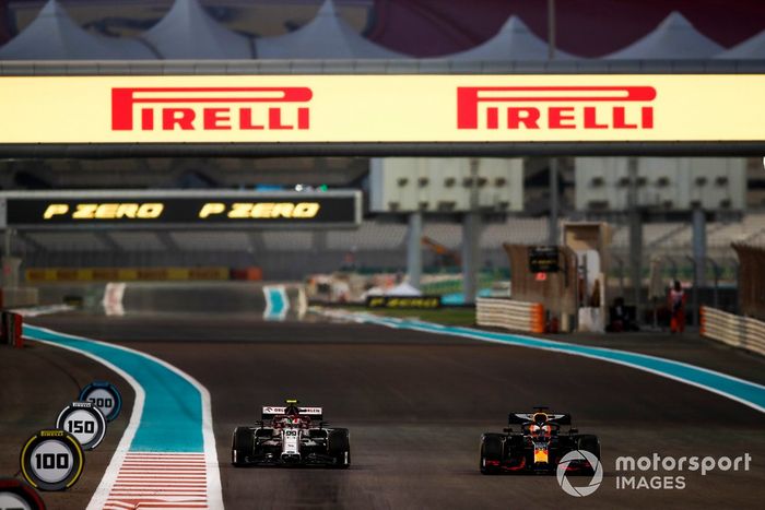 Max Verstappen, Red Bull Racing RB16, Antonio Giovinazzi, Alfa Romeo Racing C39