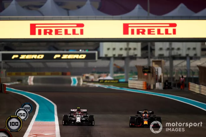 Max Verstappen, Red Bull Racing RB16, Antonio Giovinazzi, Alfa Romeo Racing C39