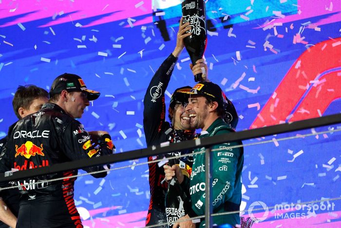 Podio: segundo lugar Max Verstappen, Red Bull Racing, y tercer lugar Fernando Alonso, Aston Martin F1 Team