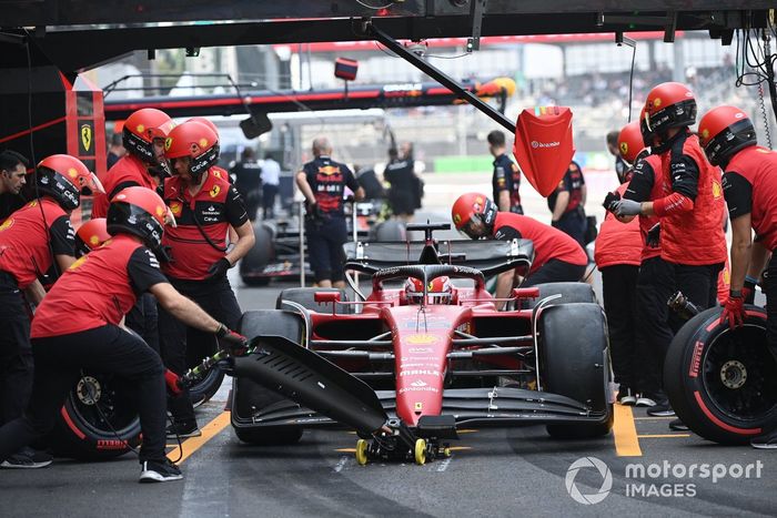 Charles Leclerc, Ferrari F1-75, en boxes