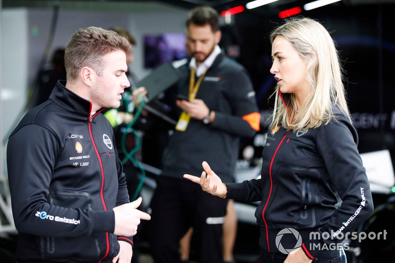 Oliver Rowland, Nissan e.Dams habla con Carmen Jorda, Nissan e.Dams