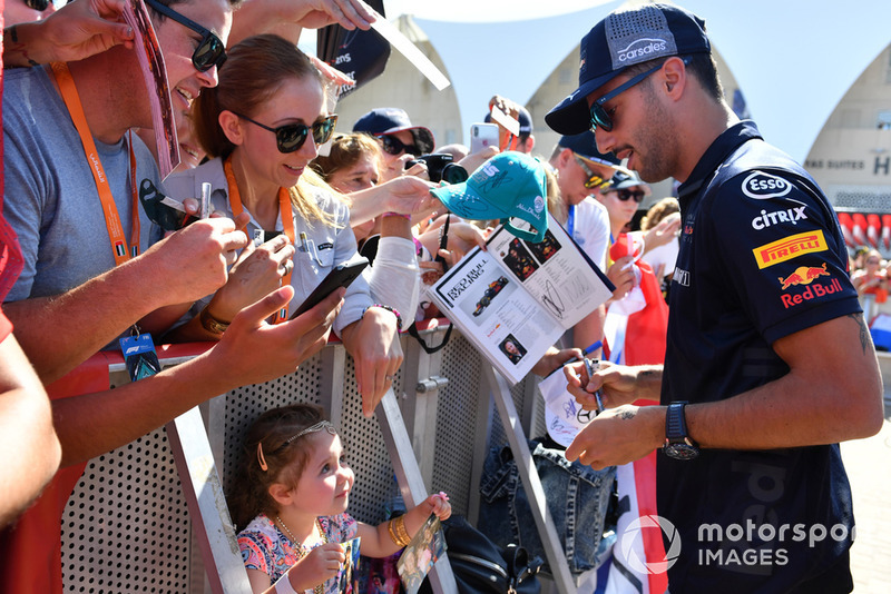 Daniel Ricciardo, Red Bull Racing imza dağıtıyor