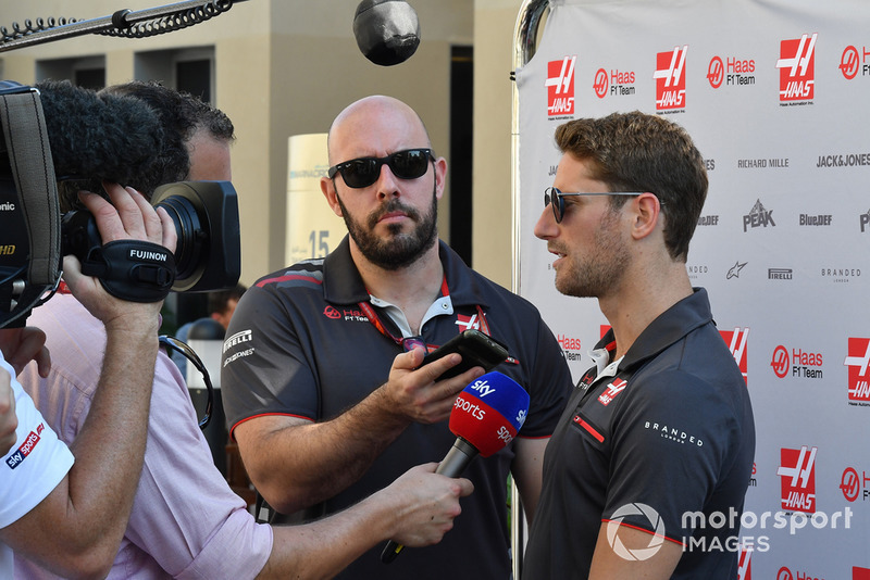 Romain Grosjean, Haas F1 Team parla con Ted Kravitz, Sky TV