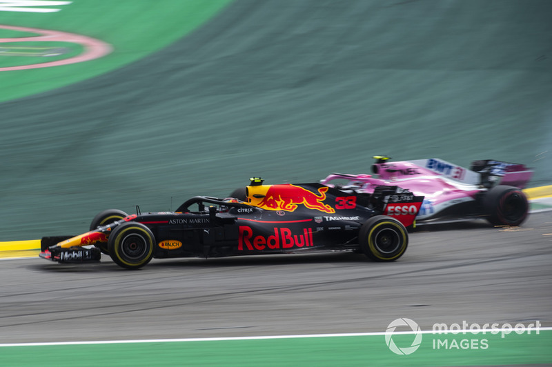 El líder de la carrera Max Verstappen, Red Bull Racing RB14 choca con Esteban Ocon, Racing Point Force India VJM11