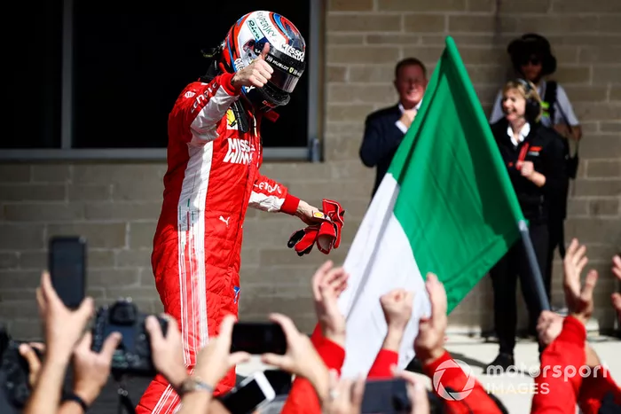 Kimi Raikkonen, Ferrari SF71H, celebra después de ganar la carrera