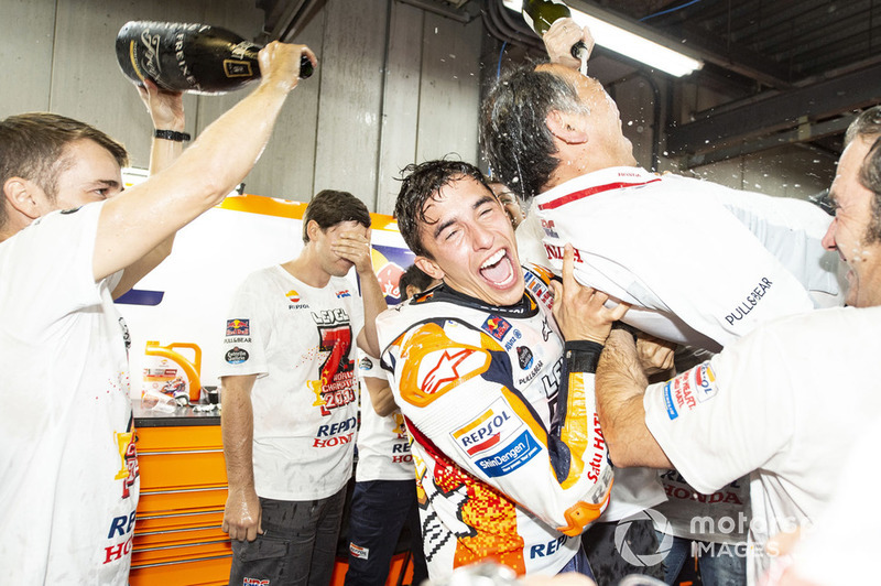 Чемпіон світу MotoGP 2018 року Марк Маркес, Repsol Honda Team, зі своєю командою