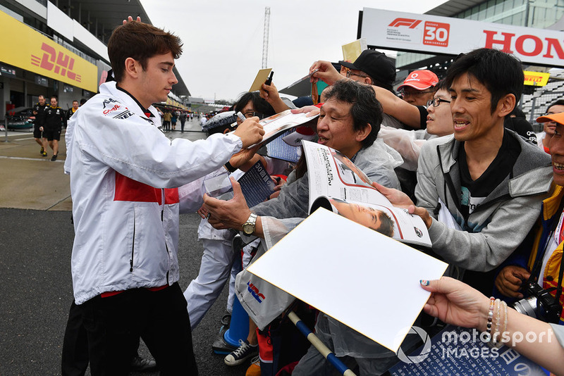 Charles Leclerc, Sauber signs autographs for the fans