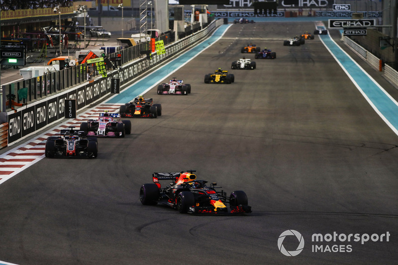 Daniel Ricciardo, Red Bull Racing RB14, precede Romain Grosjean, Haas F1 Team VF-18, Esteban Ocon, Racing Point Force India VJM11, Max Verstappen, Red Bull Racing RB14, Sergio Perez, Racing Point Force India VJM11, e Carlos Sainz Jr., Renault Sport F1 Team R.S. 18