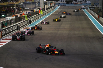 Daniel Ricciardo, Red Bull Racing RB14, voor Romain Grosjean, Haas F1 Team VF-18, Esteban Ocon, Racing Point Force India VJM11, Max Verstappen, Red Bull Racing RB14, Sergio Perez, Racing Point Force India VJM11, en Carlos Sainz Jr., Renault Sport F1 Team R.S. 18