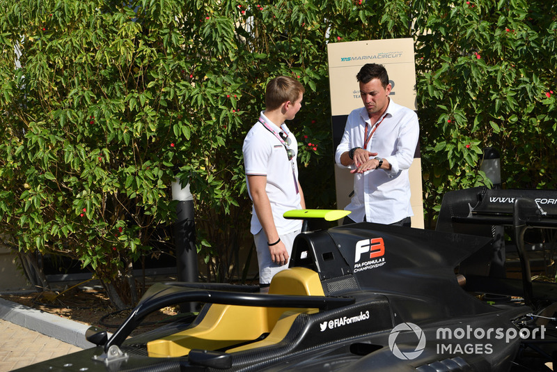 Біллі Монгер, Вілл Бакстон, FOM, дивляться на нову машину F3 GP3