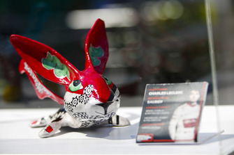 Un Alebrijes sul tavolo degli autografi di Charles Leclerc, Sauber