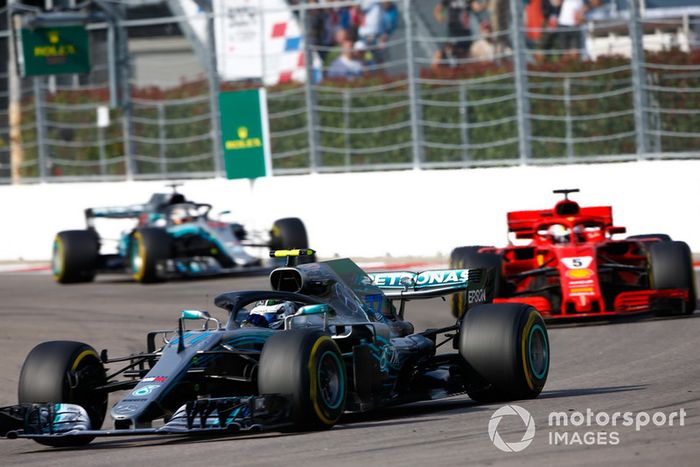 Tras los pitstops, Bottas seguía virtualmente primero, pero Vettel había pasado a Hamilton