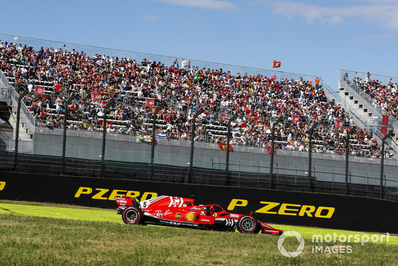 Vettel likt zijn wonden na een agressieve inhaalpoging op Verstappen