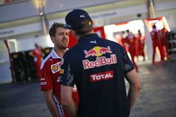 Sebastian Vettel, Ferrari con Max Verstappen, Red Bull Racing