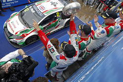 Podium: race winner Rob Huff, Honda Racing Team JAS, Honda Civic WTCC, second place Norbert Michelis