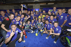 Racewinnaar Jorge Lorenzo, Yamaha Factory Racing viert feest met zijn team