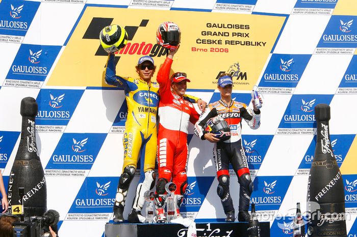 Podio: 1º Loris Capirossi, 2º Valentino Rossi, 3º Dani Pedrosa