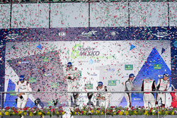 Podium: ganadores, Timo Bernhard, Mark Webber, Brendon Hartley, Porsche Team, segundos, Marcel Fässl