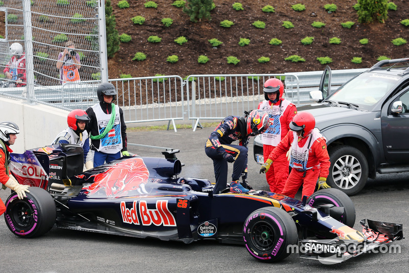 Daniil Kvyat, Scuderia Toro Rosso STR11, si ritira dalla gara