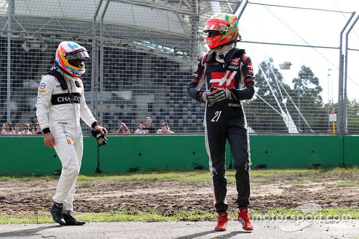 Esteban Gutierrez, Haas F1 Team, y Fernando Alonso, McLaren