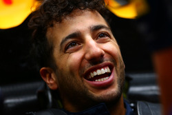 Даніель Ріккардо (Red Bull Racing) усміхається, сидячи в машині.