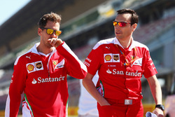 Sebastian Vettel, Ferrari, ispeziona il circuito con la squadra