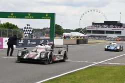 Bandera a cuadros para #2 Porsche Team Porsche 919 Hybrid: Romain Dumas, Neel Jani, Marc Lieb