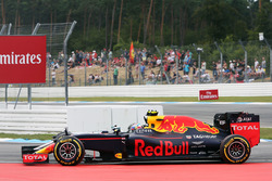 Nico Rosberg, Mercedes AMG F1 W07 Hybrid en Max Verstappen, Red Bull Racing RB12, strijden om positi