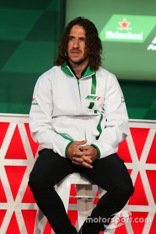 Carles Puyol, ex jugador de fútbol, en el anuncio de patrocinio de Heineken