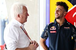 Daniel Ricciardo, Red Bull Racing con Charlie Whiting, delegado de la FIA