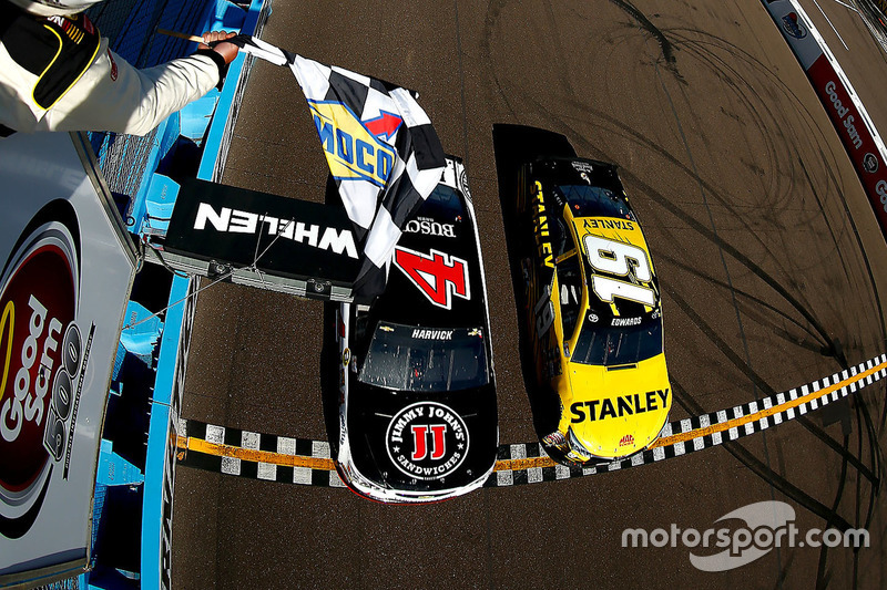 #1: Kevin Harvick (Stewart/Haas-Chevrolet) schlägt Carl Edwards (Gibbs-Toyota)