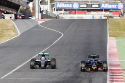 Льюис Хэмилтон, Mercedes AMG F1 W07 Hybrid и Макс Ферстаппен, Scuderia Toro Rosso STR11