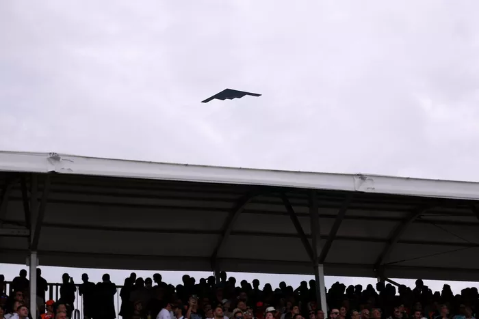 قاذفة قنابل شبحية من طراز نورثروب B-2 سبيريت تحلق فوق الشبكة