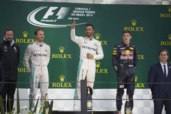 Подіум: Ніко Росберг, Mercedes AMG F1, друге місце; Льюїс Хемілтон, Mercedes AMG F1, переможець гонк
