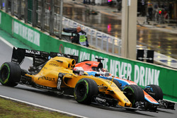 Kevin Magnussen, Renault Sport F1 Team RS16, en Pascal Wehrlein, Manor Racing MRT05, vechten voor po