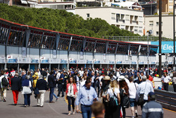 Des fans dans la ligne des stands