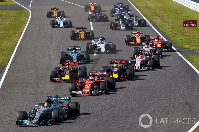  Lewis Hamilton, Mercedes AMG F1 W08, Sebastian Vettel, Ferrari SF70H, Max Verstappen, Red Bull Racing RB13, Daniel Ricciardo, Red Bull Racing RB13, Esteban Ocon, Sahara Force India F1 VJM10, the rest of the field at the start