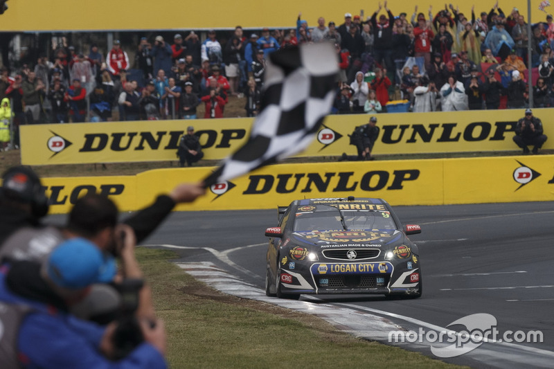 Race winners David Reynolds, Luke Youlden, Erebus Motorsport Holden takes the checkered flag